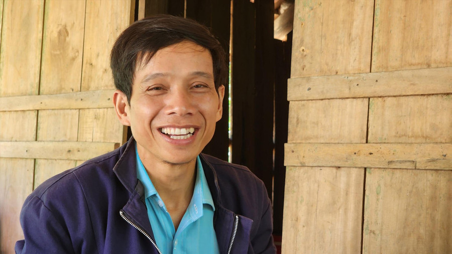 Anh Phạm Văn Đếch vui mừng vì Làng Rêu hôm nay đã đổi thay. Ảnh: NN Anh Phạm Văn Đếch vui mừng vì Làng Rêu hôm nay đã đổi thay. Ảnh: NN