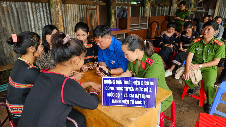 Cần huy động tổng lực các nguồn lực như thành viên tổ công tác Đề án 06 cấp xã, Đoàn Thanh niên, Hội Phụ nữ, Hội Nông dân, Hội Người cao tuổi… thành một tổ để rà soát chung tất cả các dữ liệu đảm bảo hiệu quả, tiết kiệm. Ảnh: Bá Bính