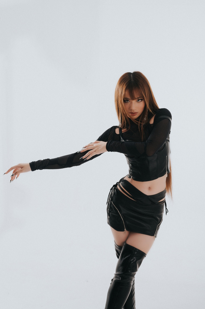 Cô thể hiện đầy thần thái trong loạt ảnh