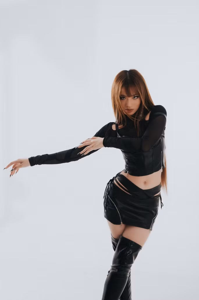 Cô thể hiện đầy thần thái trong loạt ảnh