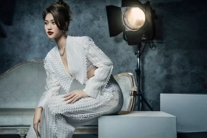 Phong cách chụp ảnh mang đậm chất điện ảnh giúp Thiên Ân phô diễn được những đường nét gương mặt sắc sảo cùng thần thái kiêu sa, sang chảnh.