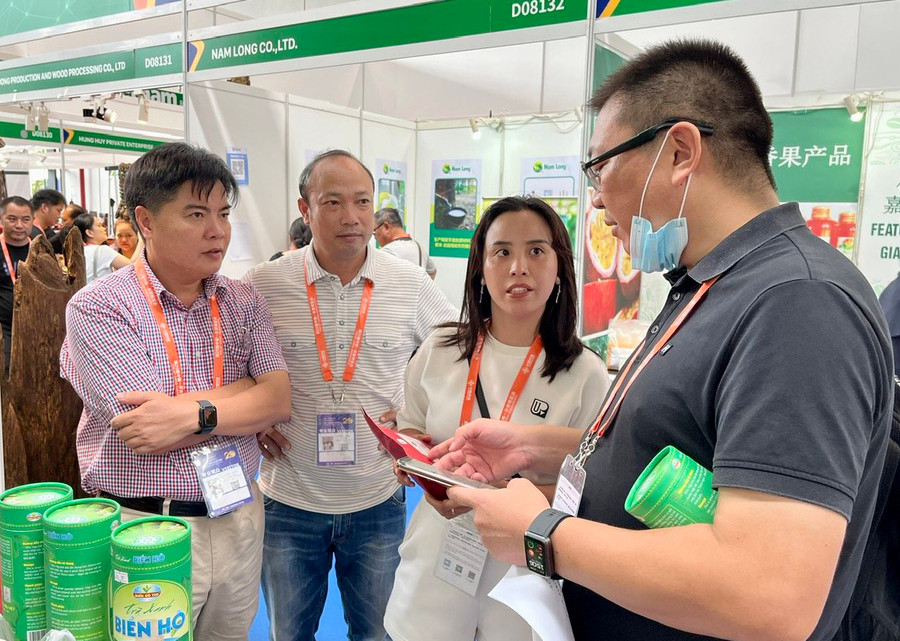 Đại diện các doanh nghiệp Trung Quốc tìm hiểu sản phẩm của Công ty cổ phần Chè Biển Hồ. Ảnh: V.T Đại diện các doanh nghiệp Trung Quốc tìm hiểu sản phẩm của Công ty cổ phần Chè Biển Hồ. Ảnh: V.T