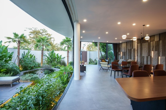 Phòng khách, bếp đều mở ra với không gian xanh bên ngoài, tiếp xúc với ánh sáng và thông gió tự nhiên. Phòng khách, bếp đều mở ra với không gian xanh bên ngoài, tiếp xúc với ánh sáng và thông gió tự nhiên.