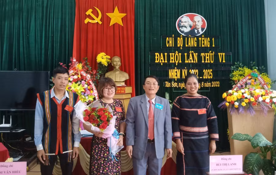 Chi ủy Chi bộ làng Tiêng 1 (Đảng bộ xã Tân Sơn) ra mắt và nhận nhiệm vụ tại Đại hội chi bộ nhiệm kỳ 2022-2025. Ảnh: Thanh Nhật