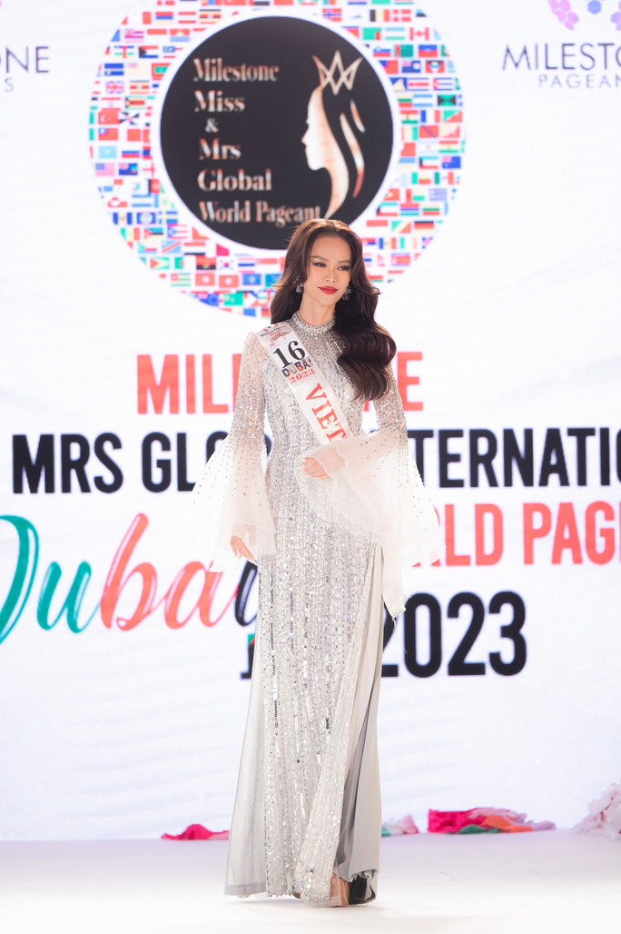 Phạm Thị Hồng Vân trong trang phục áo dài