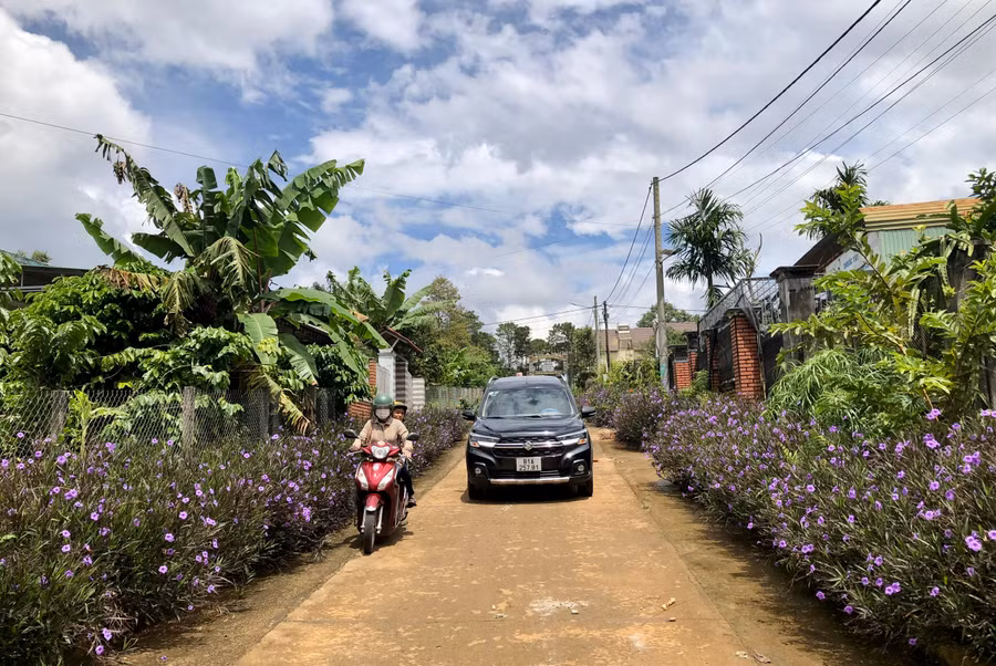 Nhiều tuyến đường ở làng Ia Nueng (xã Biển Hồ, TP. Pleiku) được bê tông hóa khang trang, sạch đẹp. Ảnh: L.N