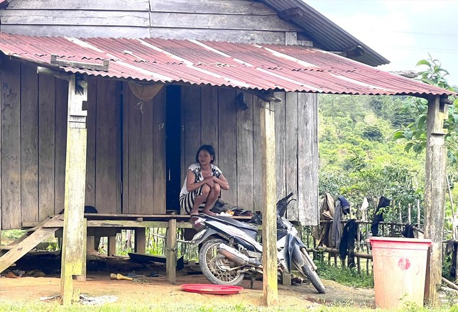 Chị Y Dê tiếc nuối vì lỡ bán đất, giờ không còn nơi canh tác Chị Y Dê tiếc nuối vì lỡ bán đất, giờ không còn nơi canh tác