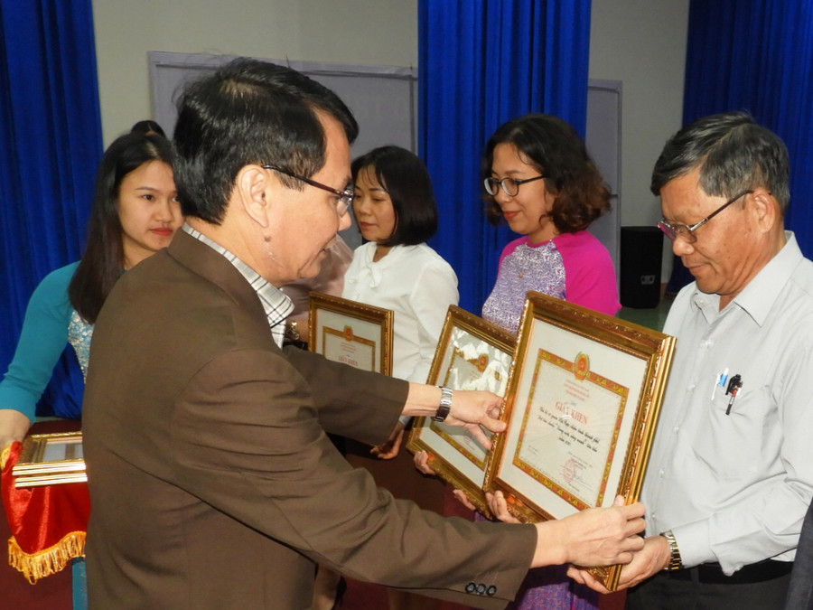 Ủy viên Ban Thường vụ Tỉnh ủy, Bí thư Thành ủy, Chủ tịch HĐND TP. Pleiku Trịnh Duy Thuân trao giấy khen cho các chi bộ có thành tích trong công tác xây dựng Đảng. Ảnh: T.N