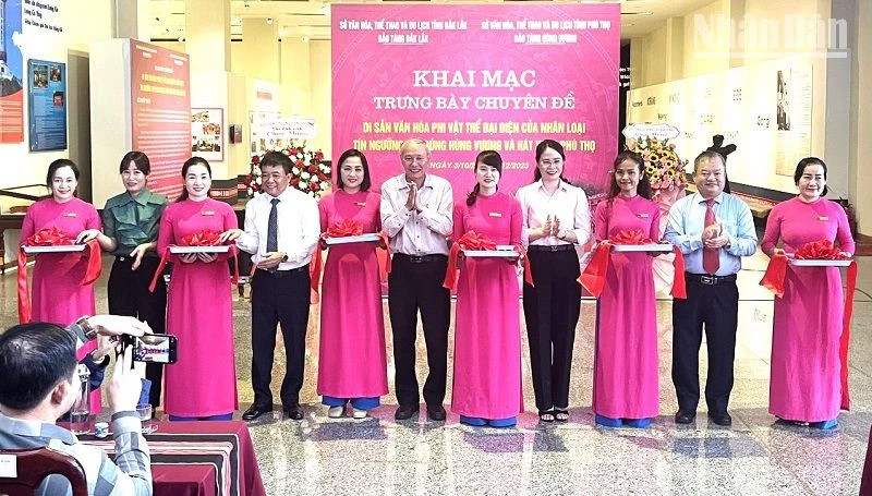 Các đại biểu cắt băng khai mạc trưng bày chuyên đề Di sản văn hóa phi vật thể của nhân loại “Tín ngưỡng thờ cúng Hùng Vương và Hát Xoan Phú Thọ”. Các đại biểu cắt băng khai mạc trưng bày chuyên đề Di sản văn hóa phi vật thể của nhân loại “Tín ngưỡng thờ cúng Hùng Vương và Hát Xoan Phú Thọ”.