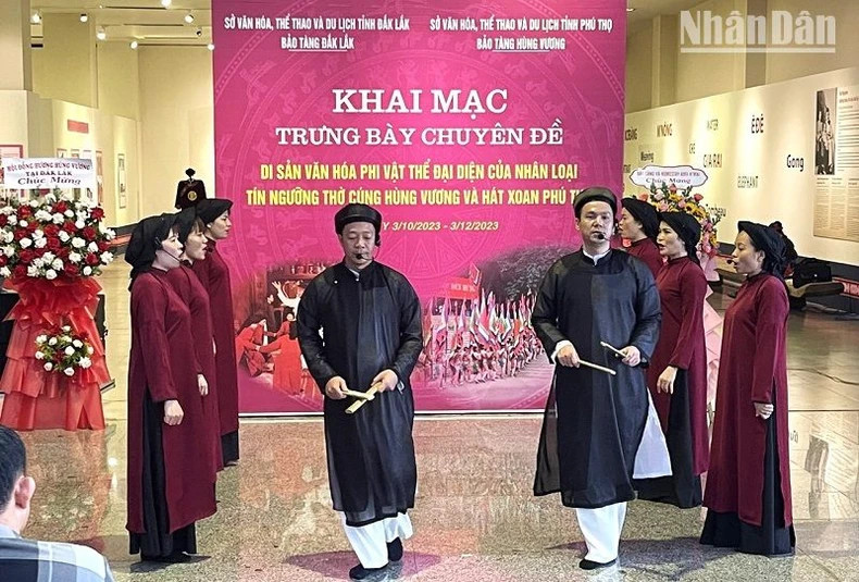 Biểu diễn Hát Xoan tại lễ khai mạc trưng bày chuyên đề Di sản văn hóa phi vật thể của nhân loại “Tín ngưỡng thờ cúng Hùng Vương và Hát Xoan Phú Thọ”. Biểu diễn Hát Xoan tại lễ khai mạc trưng bày chuyên đề Di sản văn hóa phi vật thể của nhân loại “Tín ngưỡng thờ cúng Hùng Vương và Hát Xoan Phú Thọ”.