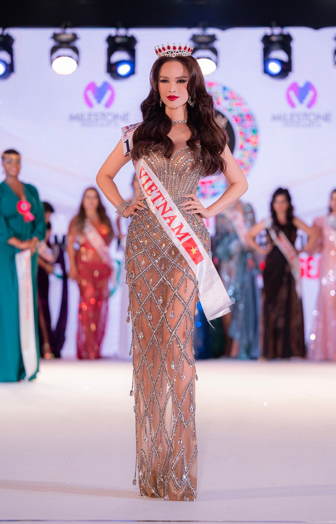 Hồng Vân còn chiến thắng giải &quot;Trang phục dạ hội đẹp nhất&quot;