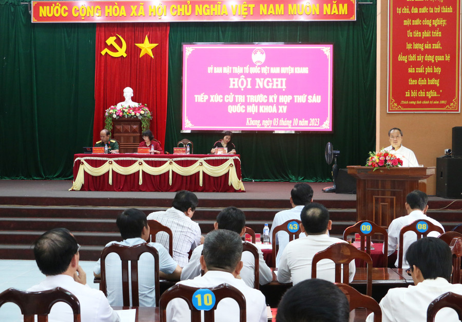 Phó Bí thư Thường trực Tỉnh ủy, Trưởng đoàn đại biểu Quốc hội tỉnh Châu Ngọc Tuấn phát biểu tại buổi tiếp xúc cử tri huyện Kbang. Ảnh: Quang Tấn Phó Bí thư Thường trực Tỉnh ủy, Trưởng đoàn đại biểu Quốc hội tỉnh Châu Ngọc Tuấn phát biểu tại buổi tiếp xúc cử tri huyện Kbang. Ảnh: Quang Tấn