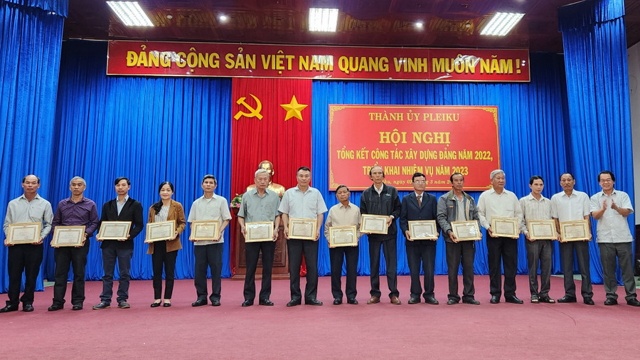 Thành ủy Pleiku khen thưởng cho các đảng viên tiêu biểu năm 2022. Ảnh: Thanh Nhật