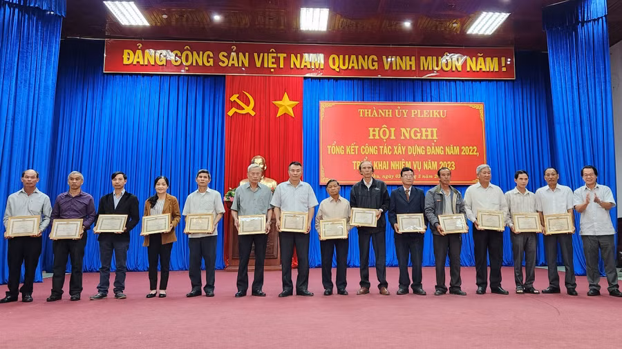 Thành ủy Pleiku khen thưởng cho các đảng viên tiêu biểu năm 2022. Ảnh: Thanh Nhật