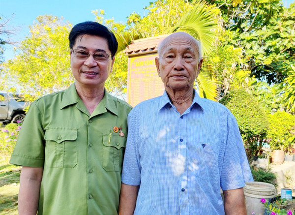 Cựu chiến binh Nguyễn Công Trung và ông Ba Nghĩa trước đền thờ liệt sĩ tại nhà của ông ở Trà Vinh. Cựu chiến binh Nguyễn Công Trung và ông Ba Nghĩa trước đền thờ liệt sĩ tại nhà của ông ở Trà Vinh.