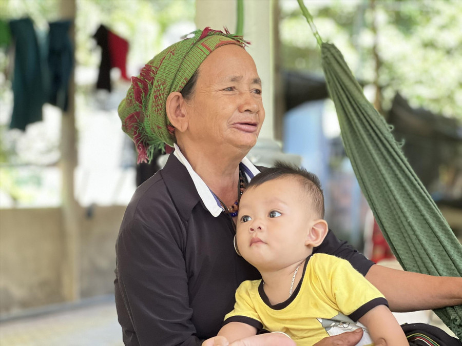 Bà Phạm Thị Xao kể về những di chứng của căn “bệnh lạ” này. Ảnh: NN Bà Phạm Thị Xao kể về những di chứng của căn “bệnh lạ” này. Ảnh: NN