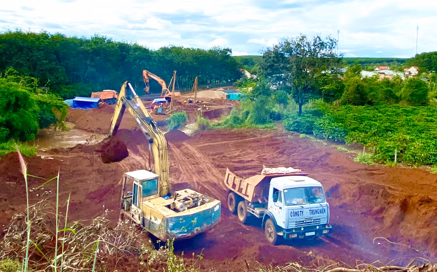 Số lượng mỏ đất san lấp hạn chế đã ảnh hưởng đến tiến độ thi công các công trình xây dựng trên địa bàn tỉnh. Ảnh: Kim Linh