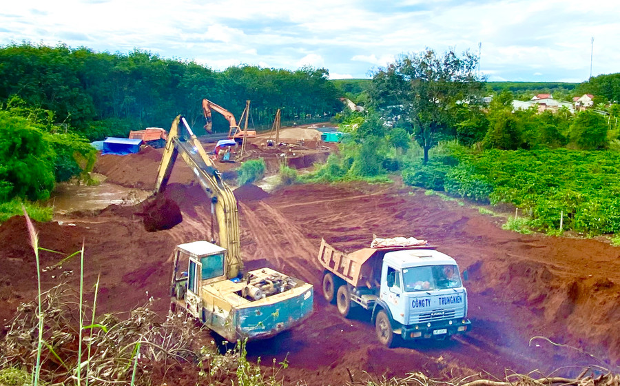 Số lượng mỏ đất san lấp hạn chế đã ảnh hưởng đến tiến độ thi công các công trình xây dựng trên địa bàn tỉnh. Ảnh: Kim Linh Số lượng mỏ đất san lấp hạn chế đã ảnh hưởng đến tiến độ thi công các công trình xây dựng trên địa bàn tỉnh. Ảnh: Kim Linh