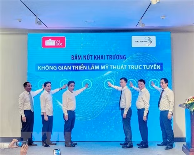 Các đại biểu thực hiện nghi thức bấm nút khai trương Không gian Triển lãm Mỹ thuật Trực tuyến. Ảnh: Tuấn Đức/TTXVN