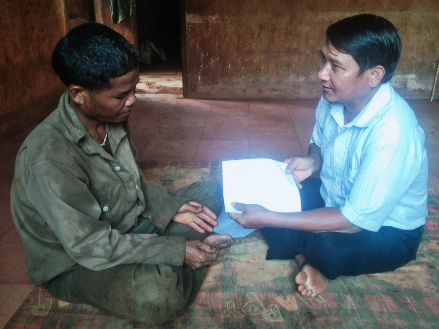 Lãnh đạo xã Lơ Ku (bên phải) đến thăm hỏi động viên gia đình cháu bé gặp nạn. Ảnh: Hồng Hạnh