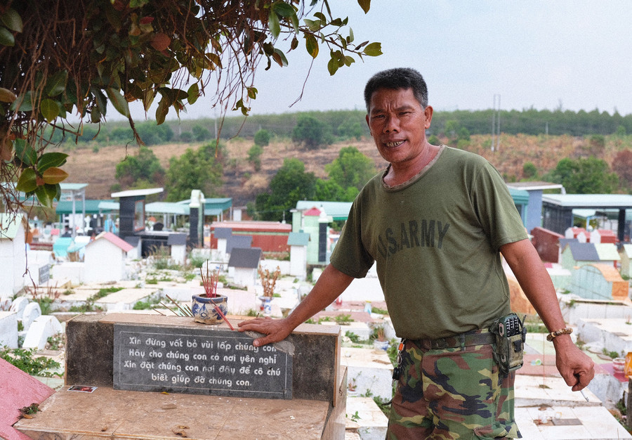 Ông Nguyễn Phương Phụng xây dựng một bục xi măng dưới gốc cây si trong khu vực nghĩa trang để mọi người đặt thai nhi, tránh vứt bỏ ở nơi không ai hay biết. Ảnh: Hoàng Ngọc
