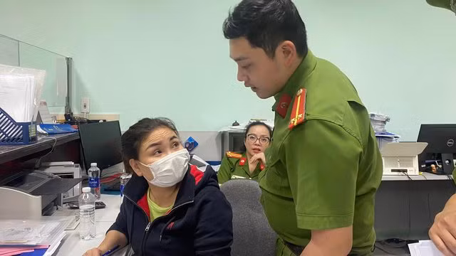 Khám xét nơi làm việc của Tâm. Ảnh: Nguyễn Tú