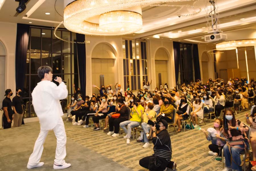 Hình ảnh Quang Hùng MasterD trình diễn ca khúc Dễ đến dễ đi tại fanmeeting Thái Lan. Ảnh: Quang Hùng MasterD