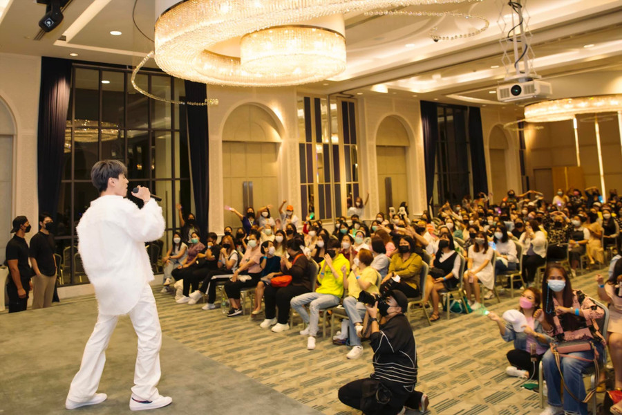 Hình ảnh Quang Hùng MasterD trình diễn ca khúc Dễ đến dễ đi tại fanmeeting Thái Lan. Ảnh: Quang Hùng MasterD Hình ảnh Quang Hùng MasterD trình diễn ca khúc Dễ đến dễ đi tại fanmeeting Thái Lan. Ảnh: Quang Hùng MasterD