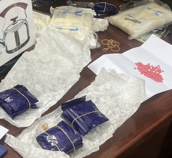 Cùng tang vật hơn 16.000 viên thuốc lắc.