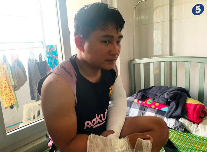 Anh Lâm Anh Đạt bị đánh gãy 2 tay Anh Lâm Anh Đạt bị đánh gãy 2 tay