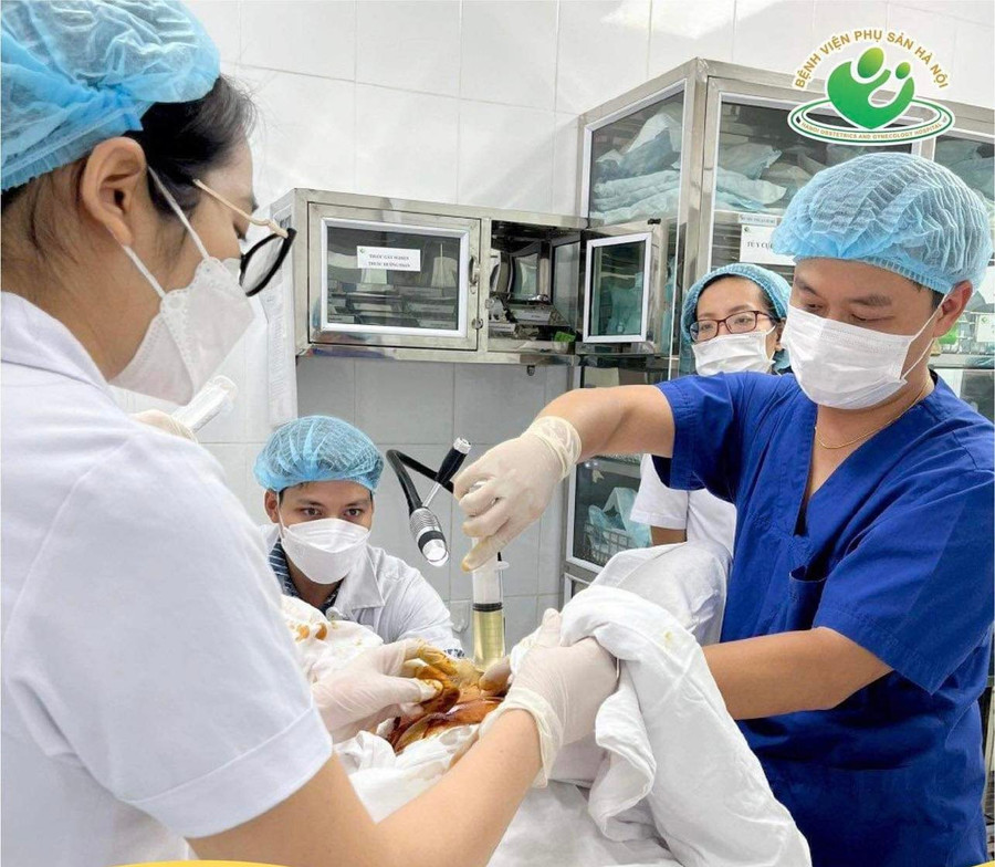 Bác sĩ phẫu thuật cho thai phụ. Ảnh: Bệnh viện cung cấp Bác sĩ phẫu thuật cho thai phụ. Ảnh: Bệnh viện cung cấp