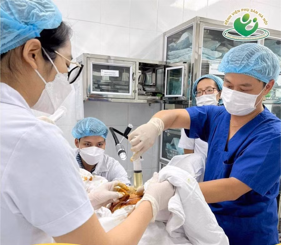 Bác sĩ phẫu thuật cho thai phụ. Ảnh: Bệnh viện cung cấp