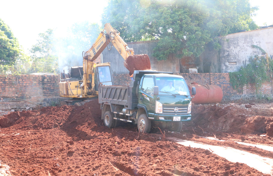 Công tác đền bù, giải phóng mặt bằng đường Nguyễn Văn Linh chậm đã ảnh hưởng đến tiến độ thực hiện của dự án. Ảnh: Nguyễn Quang Công tác đền bù, giải phóng mặt bằng đường Nguyễn Văn Linh chậm đã ảnh hưởng đến tiến độ thực hiện của dự án. Ảnh: Nguyễn Quang