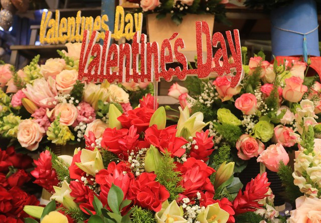 Nhiều bạn trẻ chọn cách tặng quà cho người thương trong ngày Tình nhân. Ảnh: Cao An Biên Nhiều bạn trẻ chọn cách tặng quà cho người thương trong ngày Tình nhân. Ảnh: Cao An Biên