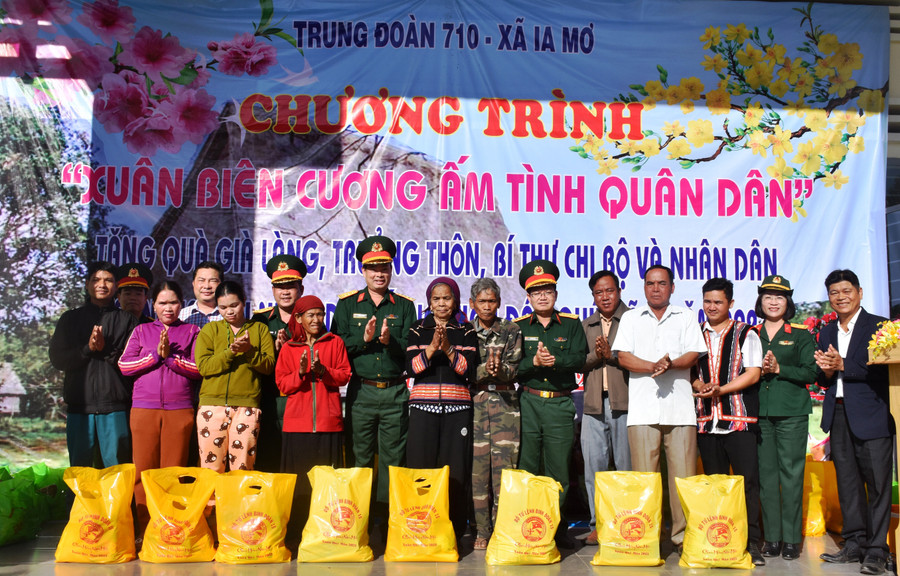 Trung đoàn 710 tổ chức chương trình “Xuân biên cương ấm tình quân dân”. Ảnh: Vĩnh Hoàng Trung đoàn 710 tổ chức chương trình “Xuân biên cương ấm tình quân dân”. Ảnh: Vĩnh Hoàng