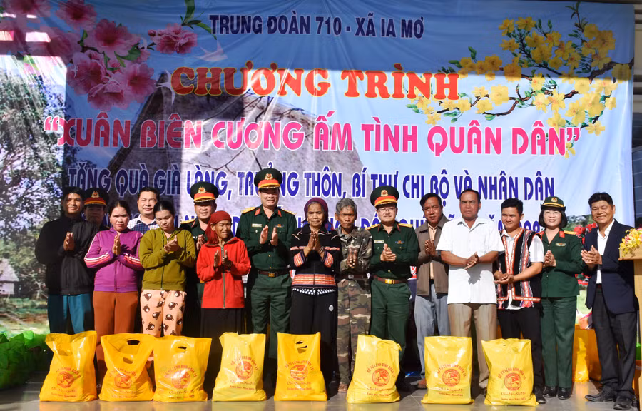 Trung đoàn 710 tổ chức chương trình “Xuân biên cương ấm tình quân dân”. Ảnh: Vĩnh Hoàng
