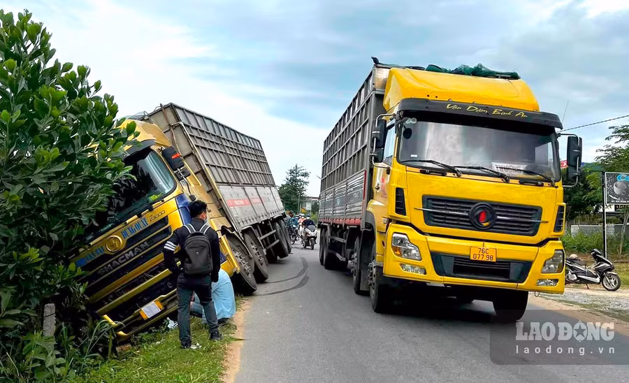 Lòng đường chật hẹp là một trong những nguyên nhân dẫn đến nhiều vụ TNGT trên tuyến Quốc lộ 24B ở Quảng Ngãi. Ảnh: Ngọc Viên