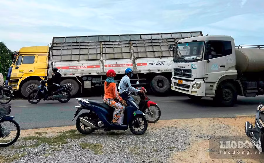 Tuy việc đầu tư nâng cấp, mở rộng Quốc lộ 24B ở Quảng Ngãi là cấp thiết, nhưng hiện Bộ GTVT vẫn chưa có vốn để mở rộng cửa ngõ phía tây của tỉnh Quảng Ngãi. Ảnh: Ngọc Viên