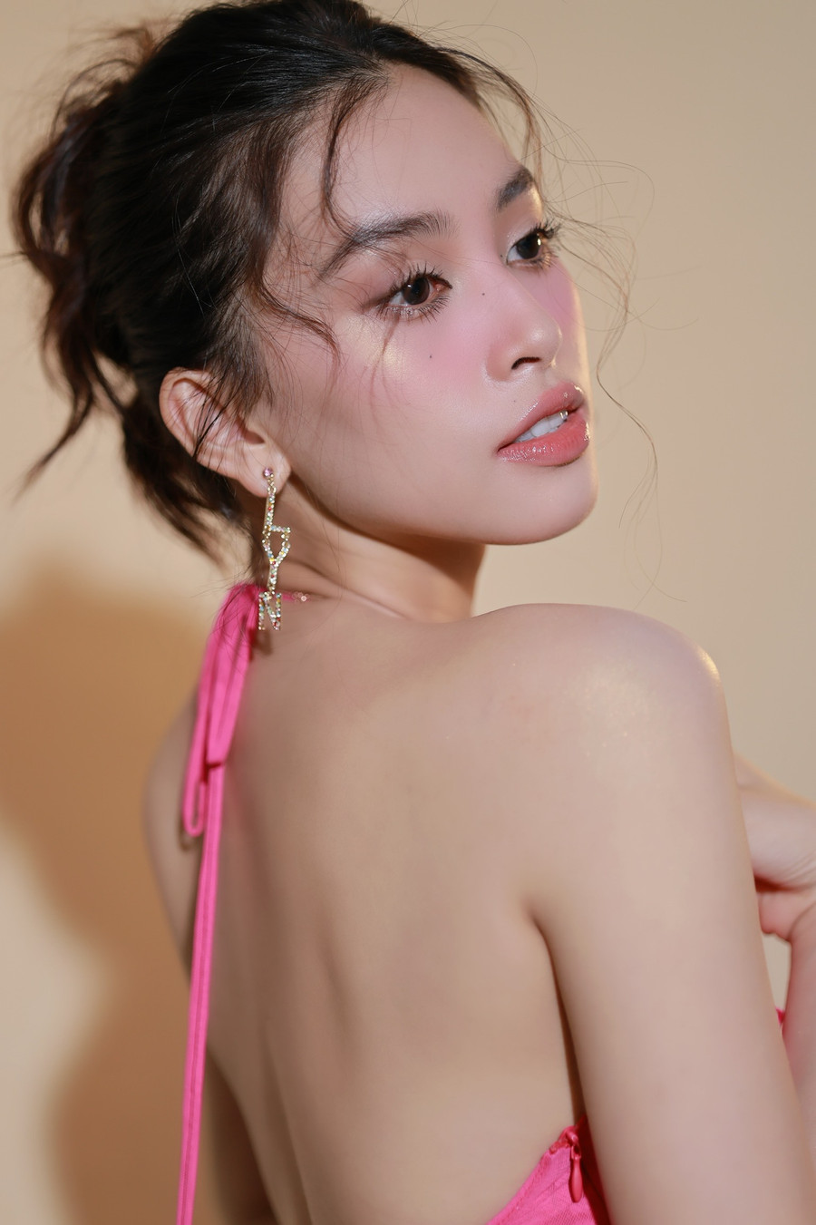 Hoa hậu Tiểu Vy khoe nhan sắc đỉnh cao trong loạt ảnh mới ảnh 1 Hoa hậu Tiểu Vy khoe nhan sắc đỉnh cao trong loạt ảnh mới ảnh 1