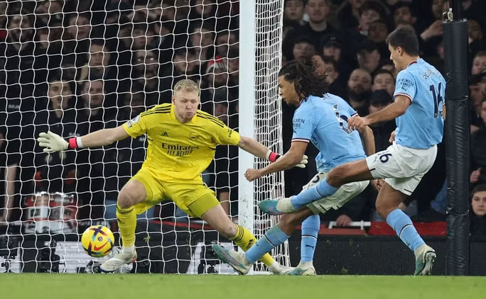 Thủ môn Ramsdale thi đấu xuất sắc nhưng chỉ có thể giúp Arsenal hạn chế bàn thua