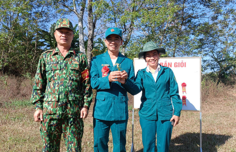 Ban tổ chức lớp học tặng hoa cho cán bộ bắn giỏi trong nội dung bắn súng ngắn K54. Ảnh: Huy Bắc Ban tổ chức lớp học tặng hoa cho cán bộ bắn giỏi trong nội dung bắn súng ngắn K54. Ảnh: Huy Bắc