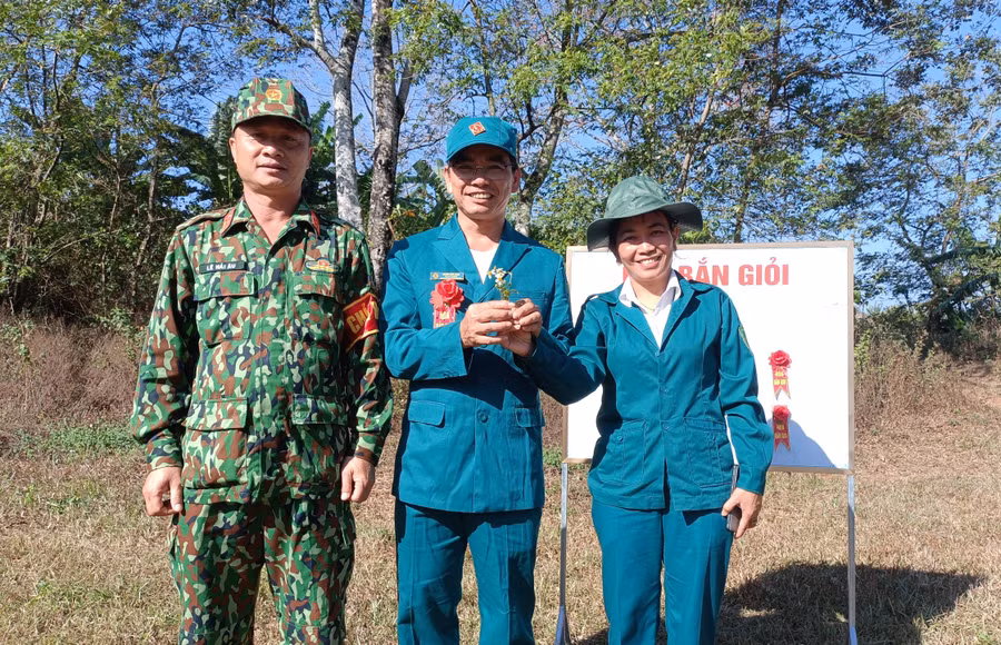 Ban tổ chức lớp học tặng hoa cho cán bộ bắn giỏi trong nội dung bắn súng ngắn K54. Ảnh: Huy Bắc