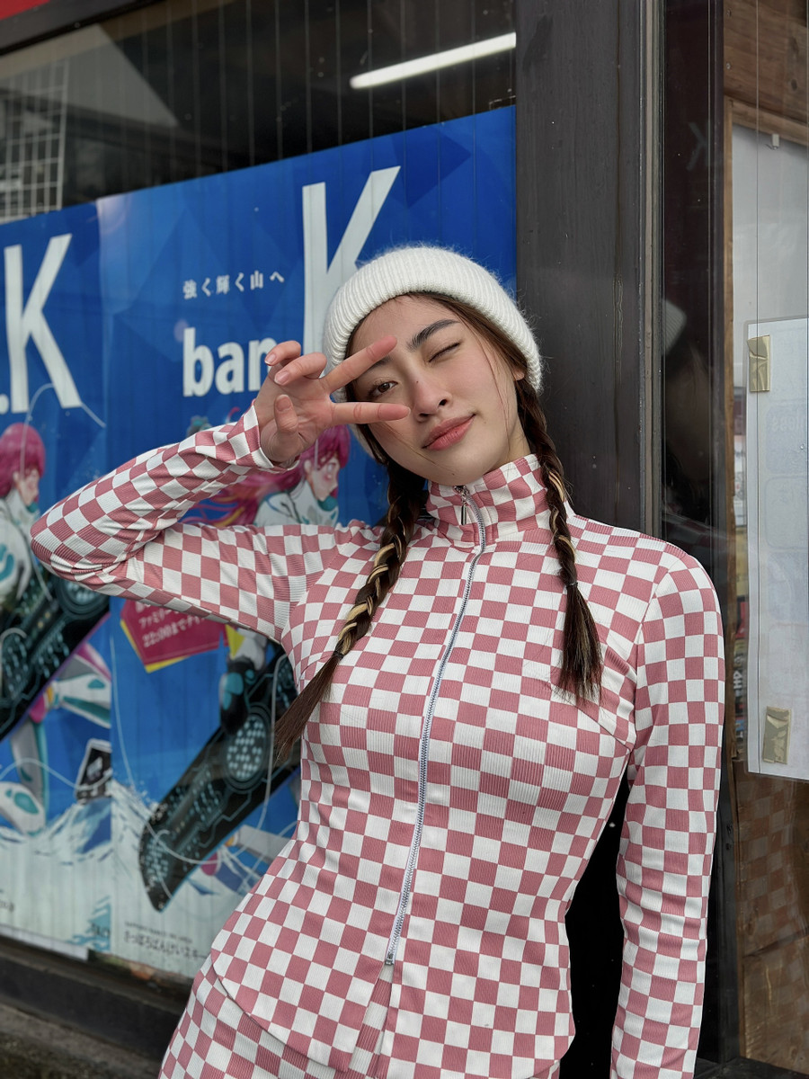 Vì du lịch đúng đợt mùa đông nên có dịp tận hưởng khung cảnh lãng mạn với tuyết rơi trắng trời. Người đẹp cũng không diện đồ bó sát để khoe trọn thân hình chuẩn. Ảnh: Nhân vật cung cấp Vì du lịch đúng đợt mùa đông nên có dịp tận hưởng khung cảnh lãng mạn với tuyết rơi trắng trời. Người đẹp cũng không diện đồ bó sát để khoe trọn thân hình chuẩn. Ảnh: Nhân vật cung cấp