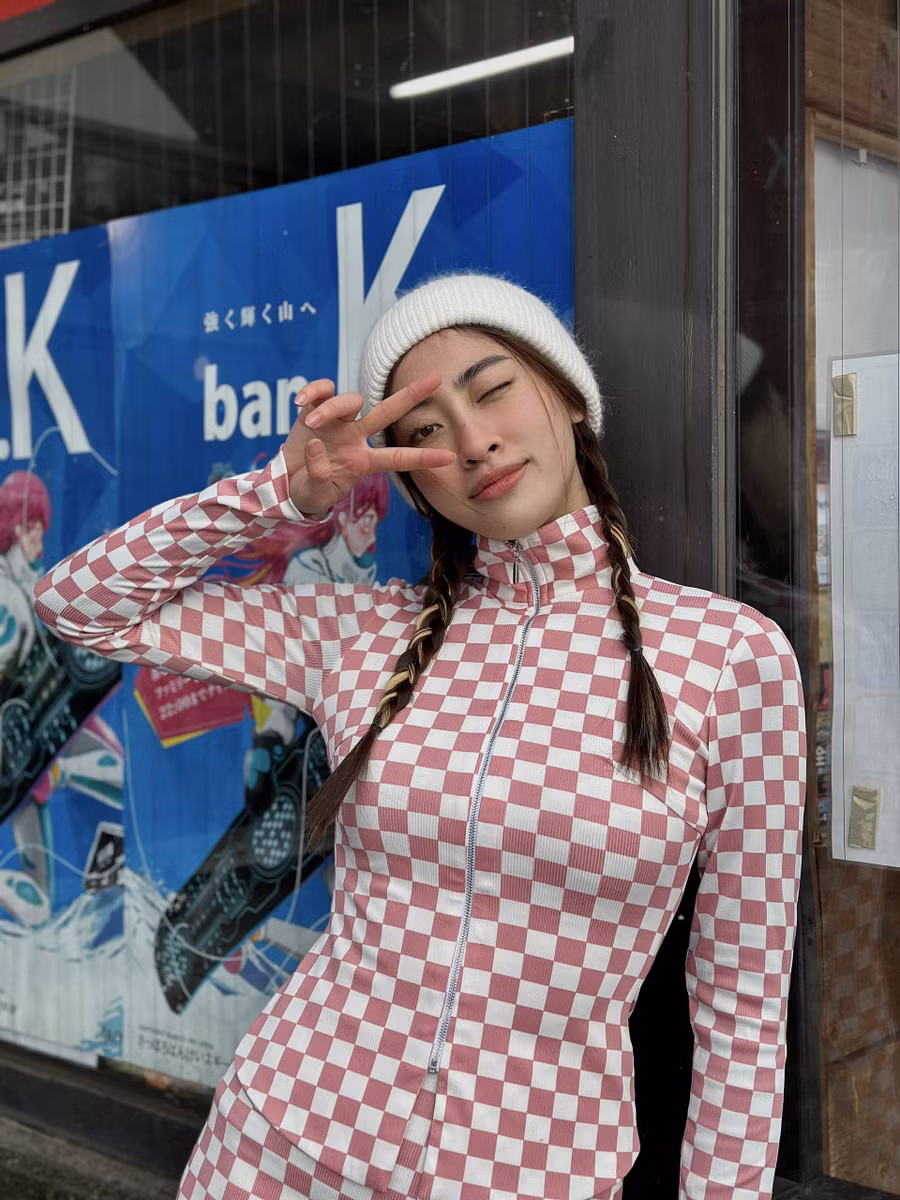 Vì du lịch đúng đợt mùa đông nên có dịp tận hưởng khung cảnh lãng mạn với tuyết rơi trắng trời. Người đẹp cũng không diện đồ bó sát để khoe trọn thân hình chuẩn. Ảnh: Nhân vật cung cấp