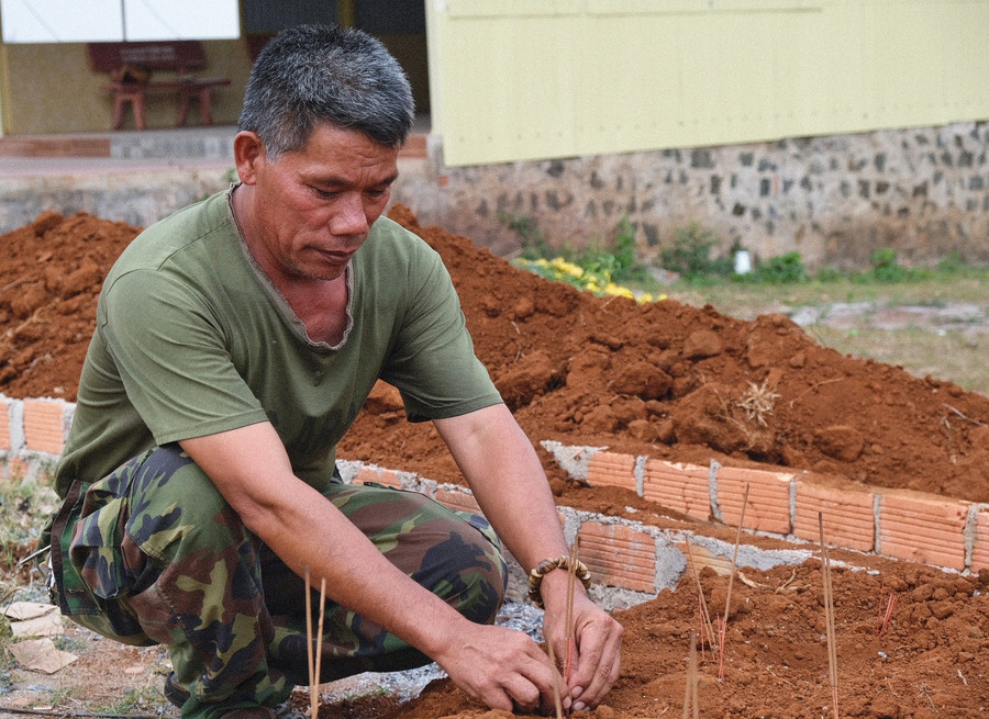 Những nấm mộ mới vẫn không ngừng tăng lên ở nghĩa trang đồng nhi. Ảnh: Hoàng Ngọc
