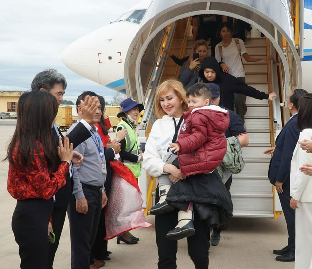 Khách du lịch quốc tế đến sân bay Cam Ranh (Khánh Hòa) ngày đầu năm 2023. Ảnh: Thế Quang Khách du lịch quốc tế đến sân bay Cam Ranh (Khánh Hòa) ngày đầu năm 2023. Ảnh: Thế Quang