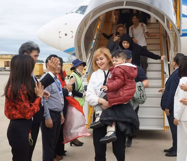 Khách du lịch quốc tế đến sân bay Cam Ranh (Khánh Hòa) ngày đầu năm 2023. Ảnh: Thế Quang