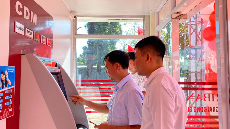 Ngân hàng tự động CDM đem lại nhiều tiện ích cho khách hàng. Ảnh: Sơn Ca Ngân hàng tự động CDM đem lại nhiều tiện ích cho khách hàng. Ảnh: Sơn Ca
