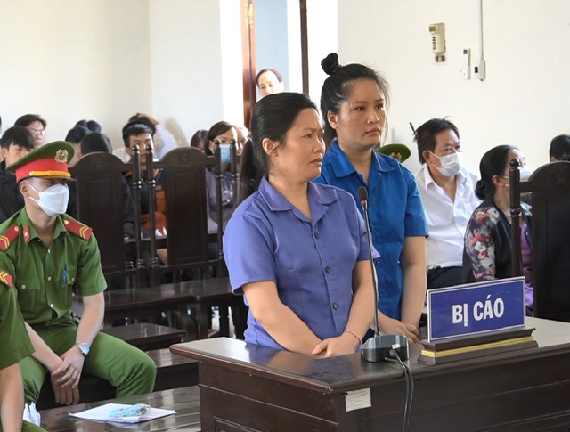 Bị cáo Diễm (trái) bị tuyên án chung thân, bị cáo Ngân bị tuyên án 17 năm tù. Ảnh: Đức Nhật