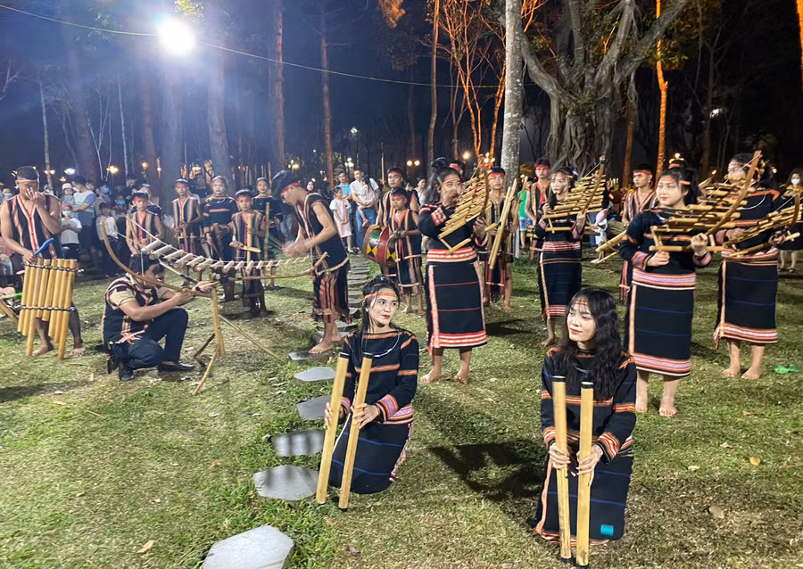 Một tiết mục trong chương trình “Cồng chiêng cuối tuần-thưởng thức và trải nghiệm” đêm 11-2-2023. Ảnh: Nguyễn Đức Huy
